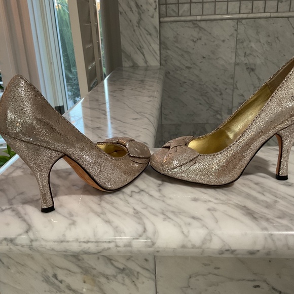 4” metallic women’s high heels. - Picture 5 of 7